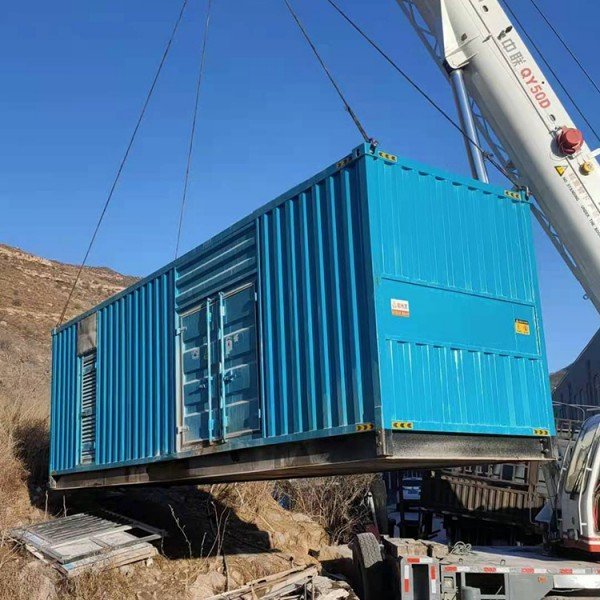 峨山发电机的发电效率受多种因素影响，主要包括以下几个方面：