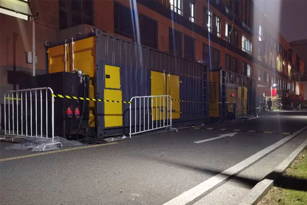 峨山柴油发电机组的输出电压是如何调节的？