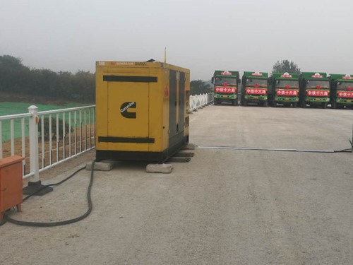 峨山电力系统的稳定性和设备兼容性如何影响发电机组的频率规格？